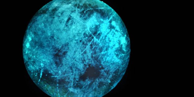 Künstlerische Darstellung des vermuteten, simulierten Leuchtens der Nachtseite des Jupitermondes Europa (Illu.). Copyright: NASA / JPL-Caltech