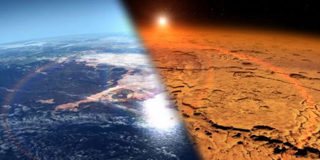 Künstlerische Darstellung des frühen Mars (r.), von dem Wissenschaftler annehmen, dass der wärmer war, flüssiges Wasser an der Oberfläche trug und eine dichtere Atmosphäre besaß als der heutige kalte und trockene Mars (Illu.). Copyright: Goddard Space Flight Center / NASA