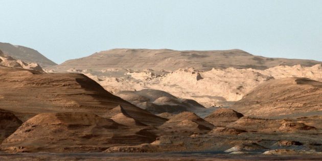 Falschfarben-Kompositaufnahme des Mount Sharp, dem Zentralberg im Innern des Mars-Kraters Gale. Die Originalfarben des Mars wurden an das irdische Himmelsblau angepasst, um die Sedimentschichtung im Vergleich zur Erde zu verdeutlichen. Copyright: NASA/JPL
