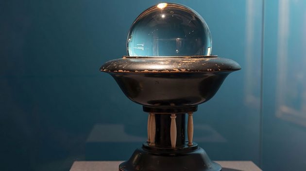 Symbolbild: Wahrsagerei (Exponat der Ausstellung „Zeichen der Zukunft. Wahrsagen in Ostasien und Europa“ im Germanischen Nationalmuseum in Nürnberg. Copyright: gnm.de