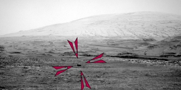 Die Aufnahme der Right Navigation Camera an Bord des Mars-Rovers “Curiosity” vom 2963 Missionstag zeigt einen dunkelglänzenden Brocken vor dem Hintergrund des Mount Sharp. Copyright: NASA/JPL-Caltech