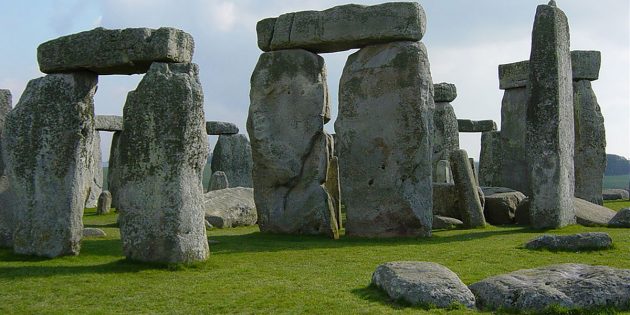 Eingerahmt von den mächtigen Steintoren bilden sogenannte Blausteine das Innere des Steinkreises von Stonehenge. Copyright: Gemeinfrei