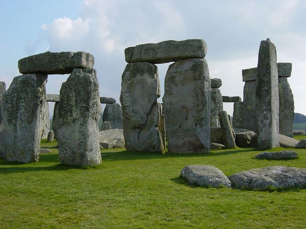 Eingerahmt von den mächtigen Steintoren bilden sogenannte Blausteine das Innere des Steinkreises von Stonehenge. Copyright: Gemeinfrei