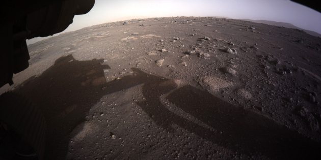 Erstes Mars-Panorama in Farbe und HD. (Klicken Sie auf die Bildmitten, um zu einer vergrößerten Darstellung zu gelangen.) Copyright: NASA/JPL-Caltech