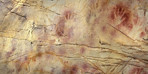 Handabdrücke in der Höhle El Castillo in Spanien gehören zu den ältesten Beispielen europäischer Höhlenkunst. Die rot-ockerfarbenen Handabdrücke sind ein weltweit verbreitetes Motiv - und könnten als Reaktion auf globale Klimaveränderungen in Folge eines stillgelegten Magnetfeldes hindeuten. Copyright: Paul Pettitt, Gobierno de Cantabria