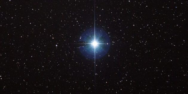 Der Stern Vega am Nachthimmel. Copyright: Stephen Rahn (via WikimediaCommons)