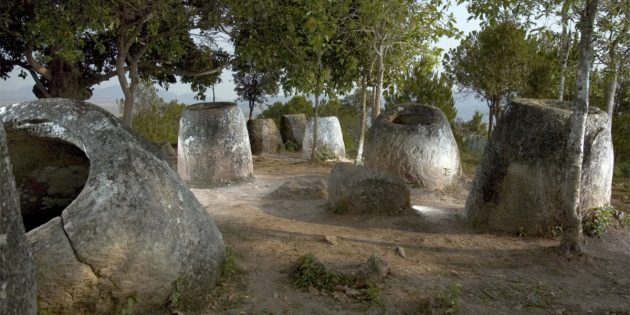 Einige Beispiele der Steinkrüge von Laos. Copyright: Plain of Jars Archaeological Research Project