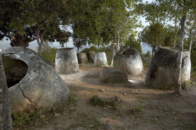 Einige Beispiele der Steinkrüge von Laos. Copyright: Plain of Jars Archaeological Research Project