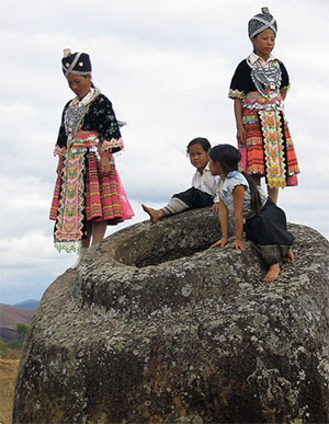 Mädchen vom Stamme der Hmong auf einen der Steinkrüge der sog. „Stätte 1“. Copyright: Oliver Spalt / (via WikimediaCommons) CC BY-SA 2.5