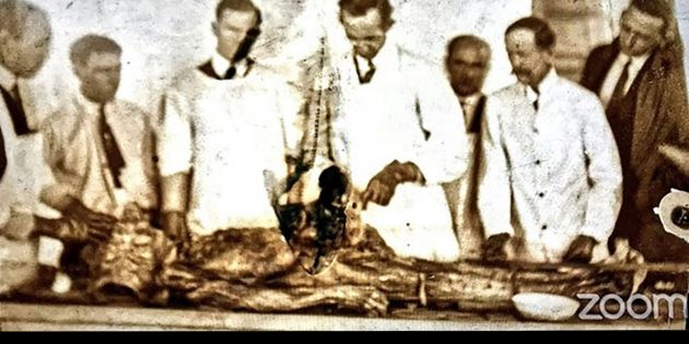 Zeigt dieses Bild die medizinische Untersuchung eines „unbekannten Humanoiden“ in den 1920er Jahren? Einer kritischen Betrachtung hält diese Behauptung nicht stand. Copyright: S. Greer/ ce5film.com