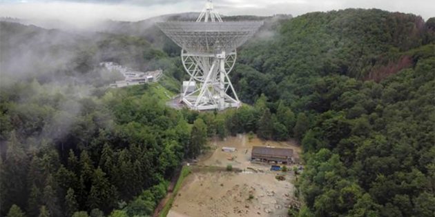 Das Luftbild zeigt die überflutete Fläche rund um das Radioteleskop Effelsberg in der Eifel. Copyright: © Norbert Tacken/MPIfR