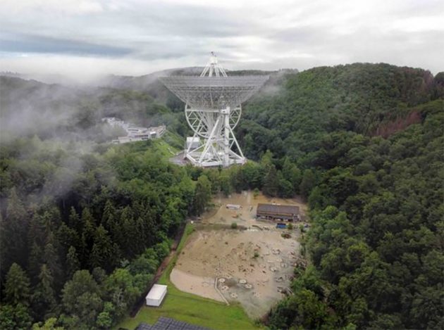Das Luftbild zeigt die überflutete Fläche rund um das Radioteleskop Effelsberg in der Eifel. Copyright: © Norbert Tacken/MPIfR