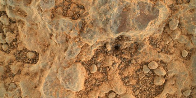 Ultra-Nahaufnahme des Marsbodens mit der Kamera WATSON am Ende des Roboterarms des NASA-Rovers „Perseverance“. Copyright: NASA/JPL-Caltech/MSSS