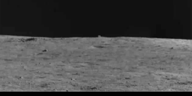 Ein auffälliges Objekt am Horizont auf der Rückseite des Mondes stellt die Missionswissenschaftler des chinesischen Mond-Rovers „Yutu-2“ vor ein Rätsel. Copyright: CNSA