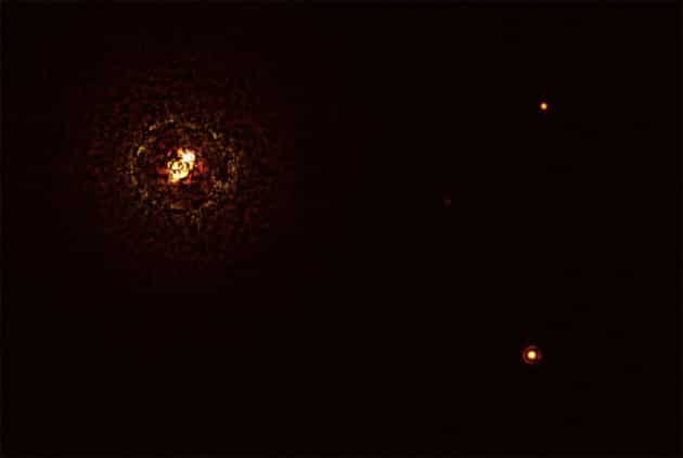 Die Aufnahme zeigt das bisher massereichste bekannte Sternenpaar, das einen Planeten (u.r.) beherbergt, b Centauri (o.l.), und seinen Riesenplaneten b Centauri b. Bei den Ringen handelt es sich um optische Artefakte. Copyright: ESO/Janson et al.