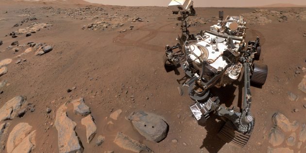 Eines der zahlreichen „Selfies“ des Mars-Rovers „Persevernace“ an seinem Arbeitsort, dem Mars-Krater Jezero. (Übrigens: So machen die Rover ihre „Selfies“) Copyright: NASA/JPL-Caltech/MSSS