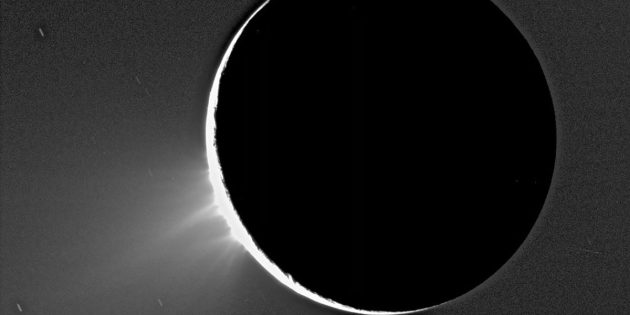In dieser Gegenlichtaufnahme treten die Fontänen des Saturnmondes Enceladus besonders deutlich hervor. Copyright: NASA/JPL/Space Science Institute