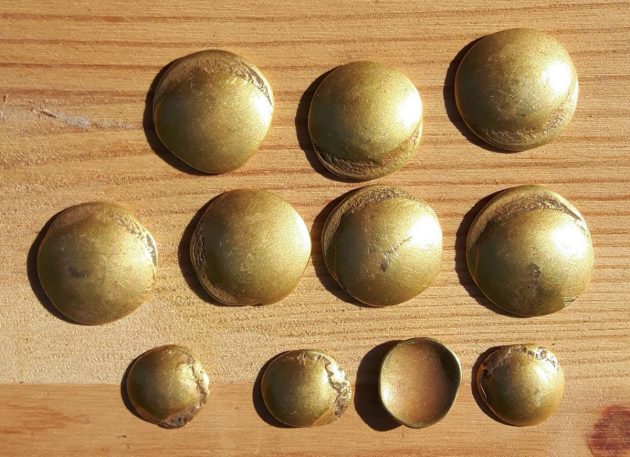 Die ersten elf Münzen von insgesamt 41 Regenbogenschüsselchen des Kelten-Goldfundes von Baitz. Copyright/Quelle: W. Herkt / mwfk.brandenburg.de