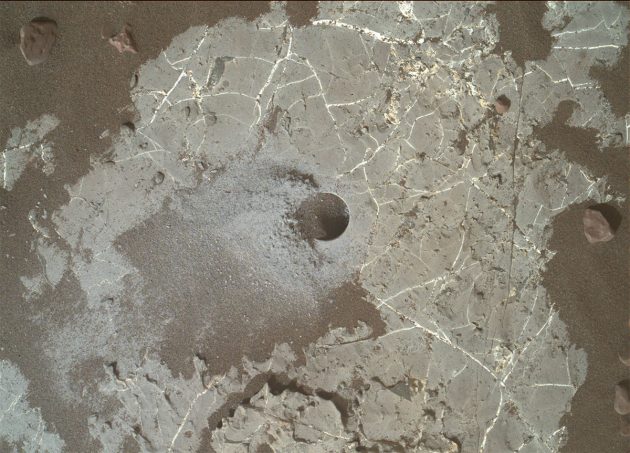 Eines der Curiosity-Bohrlöcher im Mars-Krater Gale, in dessen Proben nun das Kohlenstoff-Isotop C-12 identifiziert wurde. Copyright: NASA/Caltech-JPL/MSSS