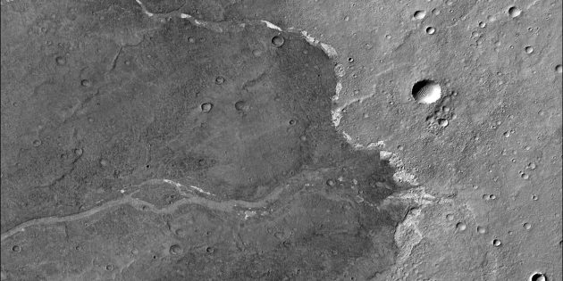 Blick auf (helle) Salzablagerungen entlang eines einstiges Flusslaufes in der von Kratern übersäten Mars-Ebene Bosporos Planum. Klicken Sie auf die Bildmitte, um zur Originalquelle zu gelangen. Copyright: NASA/JPL-Caltech/MSSS