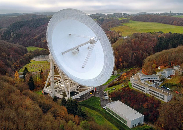 Das Radio-Observatorium Effelsberg mit dem 100-m-Radioteleskop des MPIfR. Copyright: Norbert Tacken/MPIfR