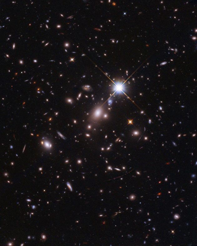 Diese Hubble-Aufnahme beinhaltetet den fernsten bislang bekannten Einzelstern (siehe ebenso folgende Abb.). Copyright: NASA, ESA, B. Welch (JHU), D. Coe (STScI), A. Pagan (STScI)
