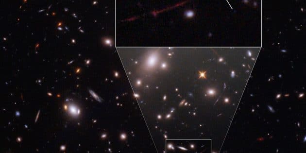 Eine Gravitationslinse verzerrt und vergrößert den Stern zugleich (Pfeil). Copyright: NASA, ESA, B. Welch (JHU), D. Coe (STScI), A. Pagan (STScI)