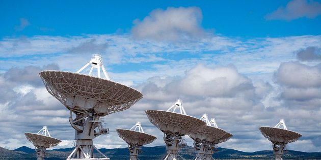 Einige Teleskope der Karl G. Jansky Very Large Array in New Mexico. Copyright: CGP Grey (via WikimediaCommons) / CC BY-SA 2.0