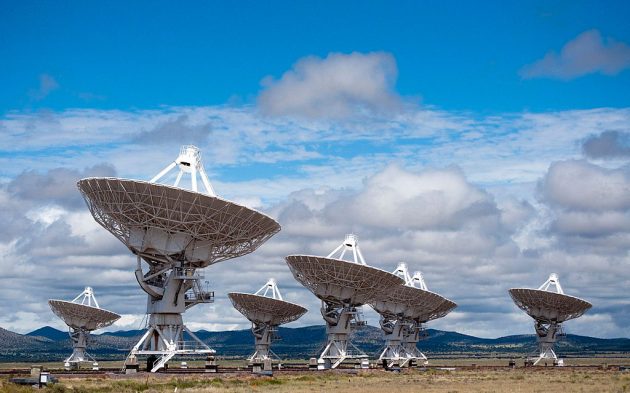 Einige Teleskope der Karl G. Jansky Very Large Array in New Mexico. Copyright: CGP Grey (via WikimediaCommons) / CC BY-SA 2.0
