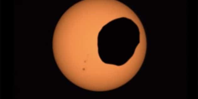 Der Mars-Mond Phobos schiebt sich zwischen Mars und Sonne. Copyright: NASA/JPL-Caltech/ASU/MSSS/SSI