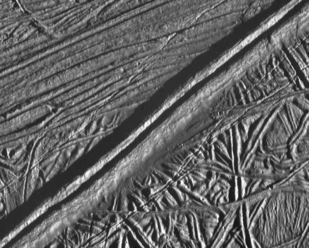 Satellitenaufnahme eines kilometerlang verlaufenden Doppelgrats im Eispanzer des Jupitermondes Europa. Copyright: NASA/JPL/ASU