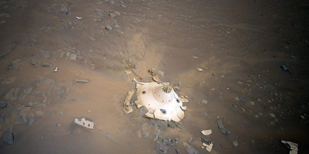 Aufnahmen der Absturzstelle des Schutzschildes (v.) und des Fallschirms (h.) des NASA-Mars-Rovers „Perseverance“. Copyright: NASA/JPL-Caltech