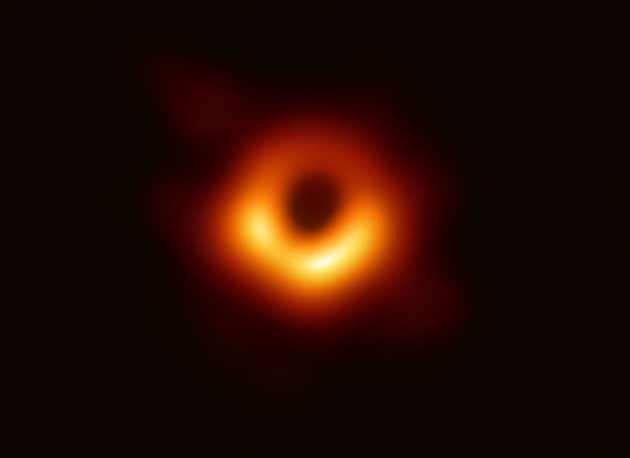 Archivbild: 2019 präsentierte das Event-Horizon-Telescope das erste Bild des supermassereichen Schwarzen Lochs im Zentrum der Galaxie „Messier 87“ Copyright: Event Horizon Telescope (EHT Collaboration)