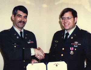 Paul H. Smith (rechts) zu aktiven Zeiten mit dem Kommandanten der militärischen Spionageeinheit, Bill Ray (links). Copyright/Quelle: Paul H. Smith