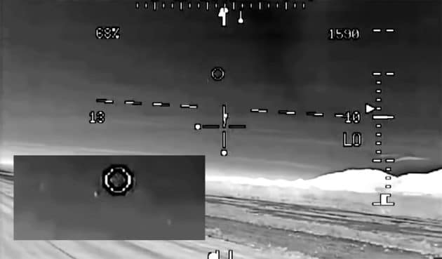 Standbild aus dem „Longbow 281 Apache Video“ mit einer Ausschnittsvergrößerung der drei vermeintlichen UAP. Copyright/Quelle: TheDebrief.org