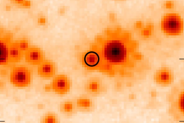 Hubble-Aufnahme eines fernen Sterns, dessen Licht von einem unsichtbaren aber sehr dichten Objekt erhellt und verzerrt wurden. Copyright/Quelle: STScI/NASA/ESA