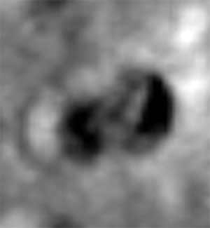 Detailvergrößerung des Doppelkraters. Copyright: NASA/Goddard/Arizona State University