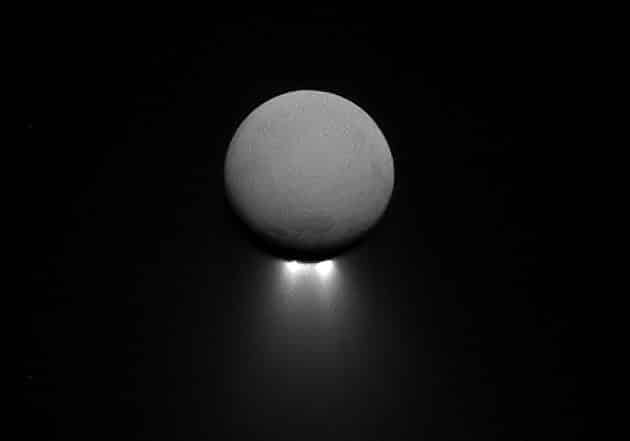 Aufnahme des Saturnmondes Enceladus gegen das Sonnenlicht. Am Südpol treten die Fontänen deutlich hervor. Copyright: NASA/JPL-Caltech/Space Science Institute