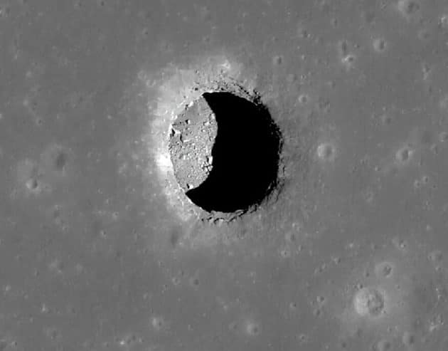 Wohltemperierter Mond-Eingang: Eingang zu einer Lava-Höhle im Mare Tranquillitatis. Copyright: NASA/GSFC/Arizona State University