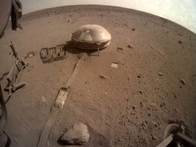 Die seismische Sonde der NASA-Mission „InSight“ auf dem Mars. Copyright: NASA/JPL-Caltech