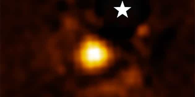 Der Exoplanet „HIP 65426 b” in einer Direktaufnahme des James Webb Space Telescope (JWST). Der Stern markiert die Position des durch die Koronografen des Teleskops abgedeckten Zentralgestirns „HIP 65426”. Copyright: NASA/ESA/CSA, A Carter (UCSC), the ERS 1386 team, and A. Pagan (STScI)
