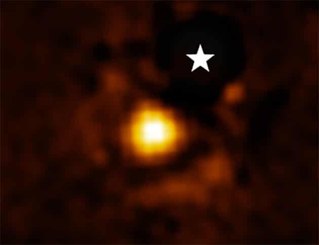 Der Exoplanet „HIP 65426 b” in einer Direktaufnahme des James Webb Space Telescope (JWST). Der Stern markiert die Position des durch die Koronografen des Teleskops abgedeckten Zentralgestirns „HIP 65426”. Copyright: NASA/ESA/CSA, A Carter (UCSC), the ERS 1386 team, and A. Pagan (STScI)