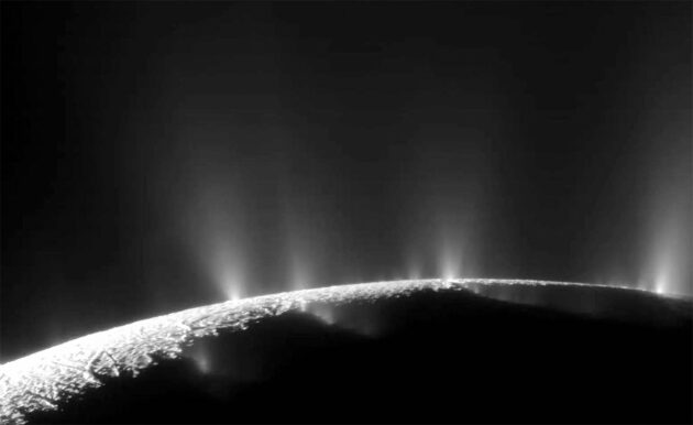 Aus der Oberfläche des Saturnmondes Enceladus treten Wassereisfontänen aus, die von einem unter der gefrorenen Oberfläche verborgenen Wasserozean gespeist werden.Copyright: NASA/JPL/Space Science Institute