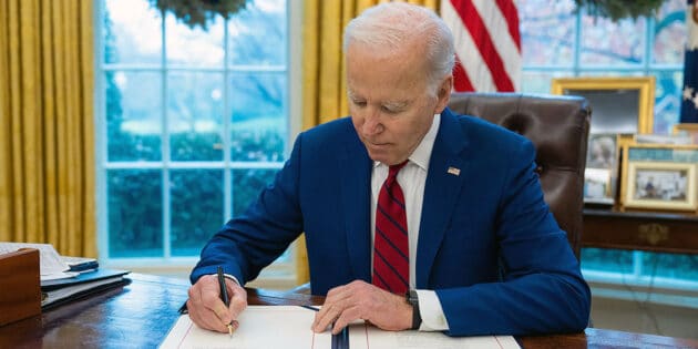Archivbild: US-Präsident Joe Biden beim Unterzeichnen eines Gesetzes. Copyright: Gemeinfrei / US Gov.