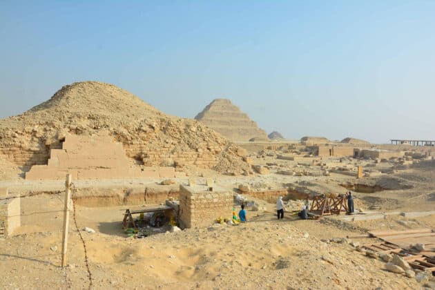 Blick auf die Ausgrabungen des Saqqara Saite Tombs Project vor dem Hintergrund der Unaspyramide und Stufenpyramide des Djoser.Copyright/Quelle: S. Beck / Universität Tübingen