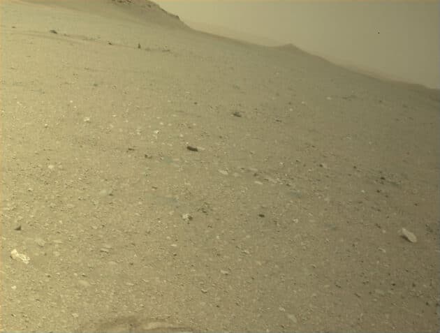 Aufnahme der „Front Left Hazard Avoidance Camera” (Hazcam) des NASA-Mars-Rovers “Perseverance” vom 19. Januar 2023 (Missionsmarstag = Sol 681), 15:45:43 mit Ausschnittsvergrößerung.Copyright: NASA/JPL-Caltech