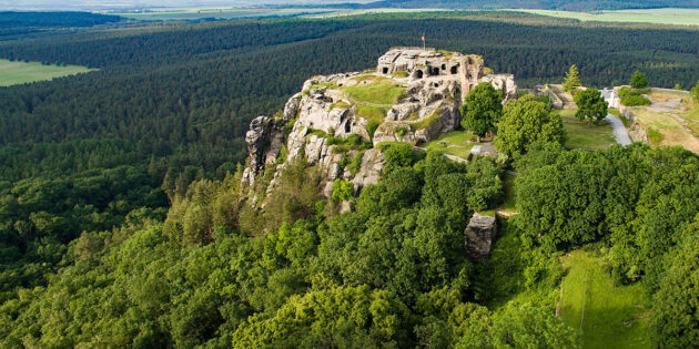 Blick auf die Burgruine Regenstein bei Blanckenberg im Harz. Copyright: JurecGermany (WikimediaCommons) / CC BY-SA 4.0