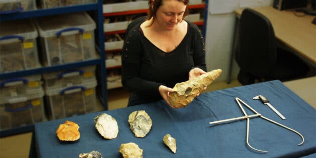 Die Archäologin Letty Ingrey bei der Vermessung der „Riesen-Faustkeile“ von Frindsbury. Copyright: Archaeology South-East/ UCL
