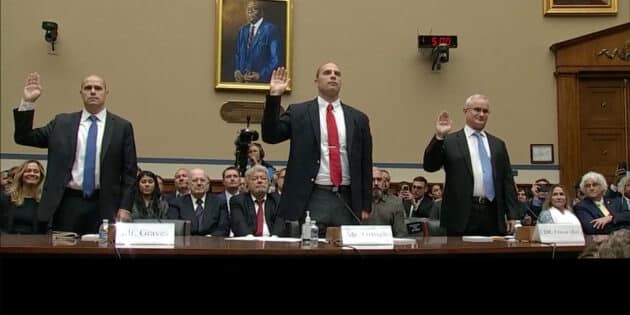 Die drei UFO-Zeugen Ryan Graves (l.), David Grusch (m.) und David Fravor (r.) bei Eid vor dem „United States House Committee on Oversight and Accountability“ am 26. Juli 2023. Copyright/Quelle: House Oversight/GOP/C-Span/US Gov.