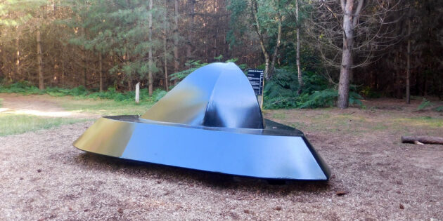 Heute ziert ein Denkmal in Form des beschriebenen ersten gelandeten Flugobjekts die mutmaßliche Landestelle im Rendlesham Forest nahe Ipswich in Suffolk. Copyright: André Kramer